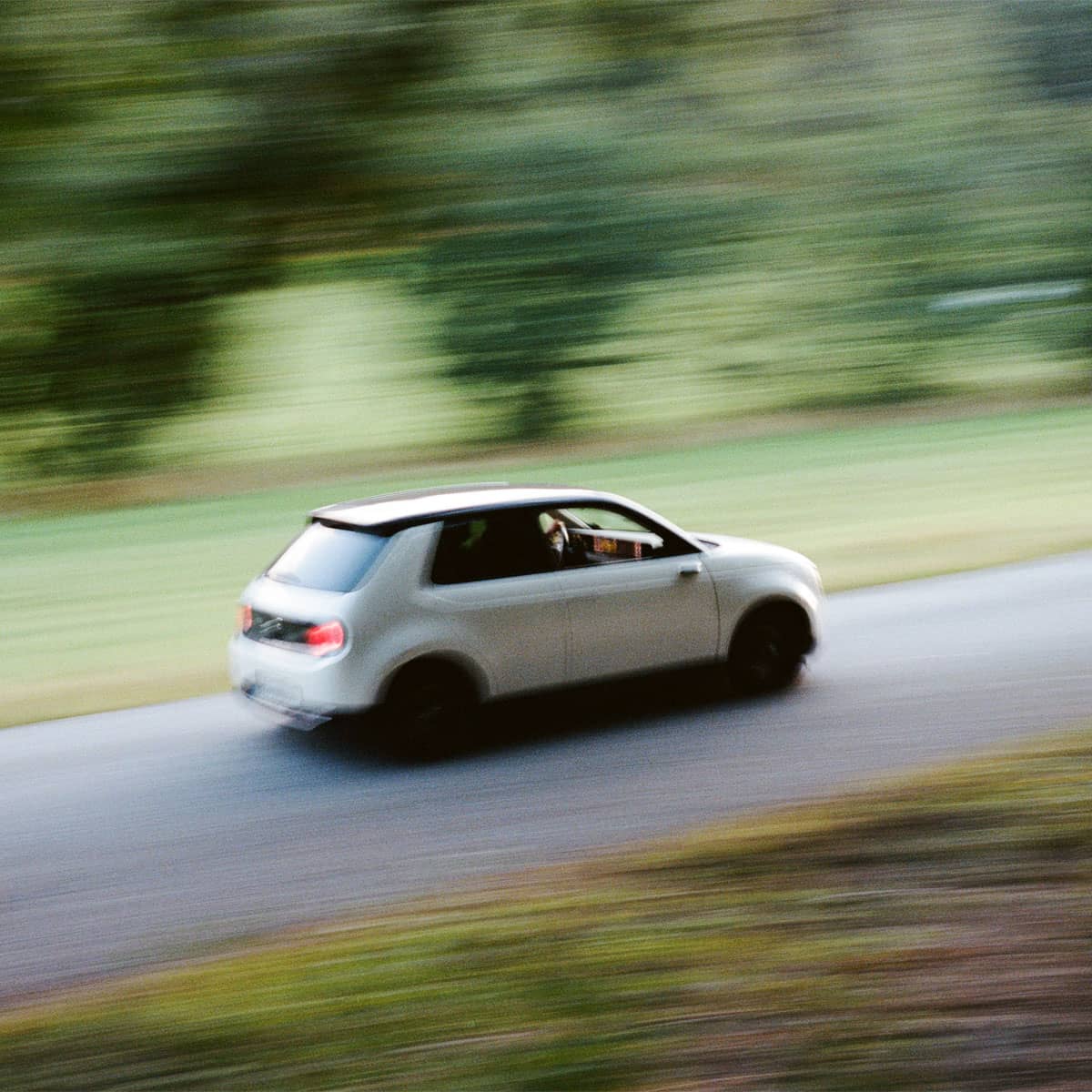 Bil kör på landsväg