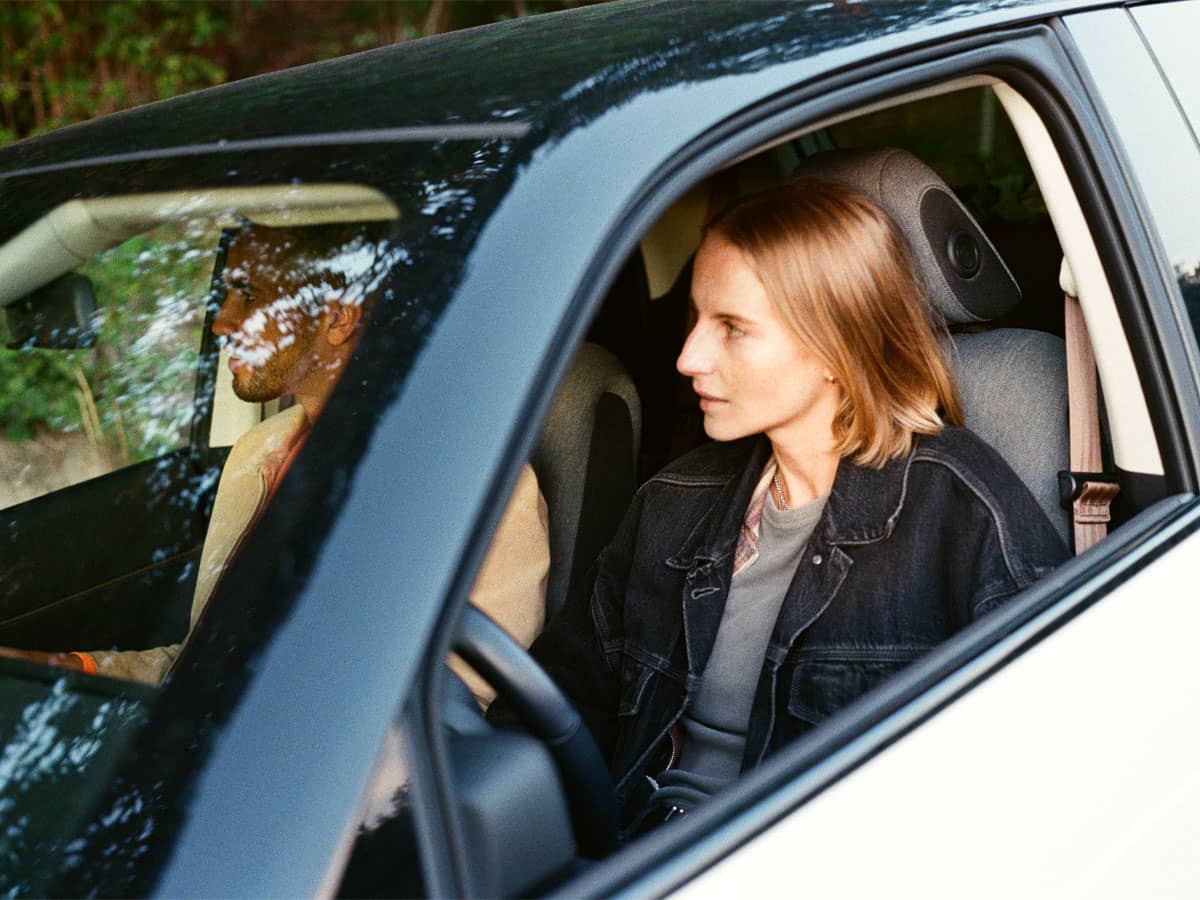 Två personer sitter i en bil