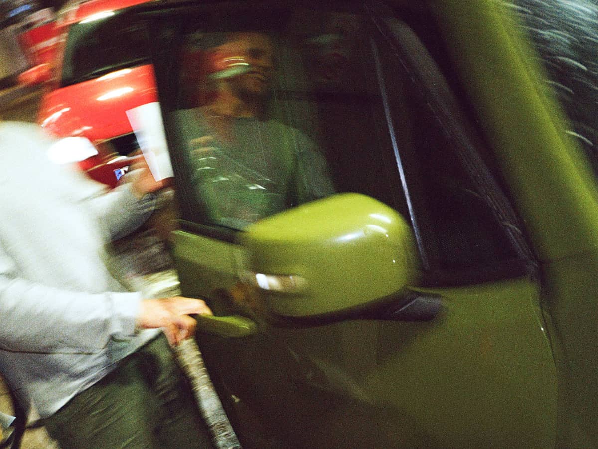 Person öppnar bildörr